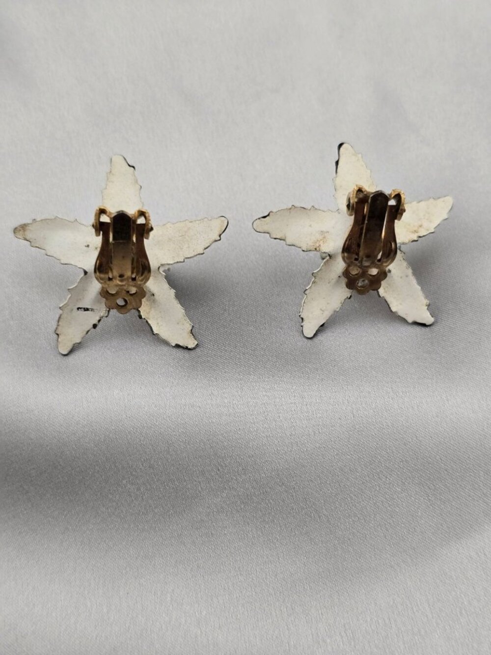 Vintage White & Black Enamel Flower Brooch Matching Clip-On Earrings Set READ - Picture 5 of 12